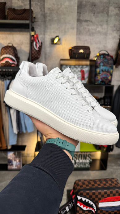 Sneakers first model wht